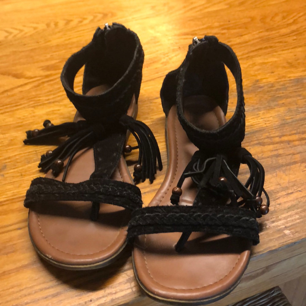 Minnetonka black Brazilian tassel Sandles